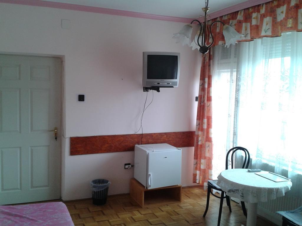 Deak Vendeghaz Apartman Hotel Hajduszoboszlo Room photo