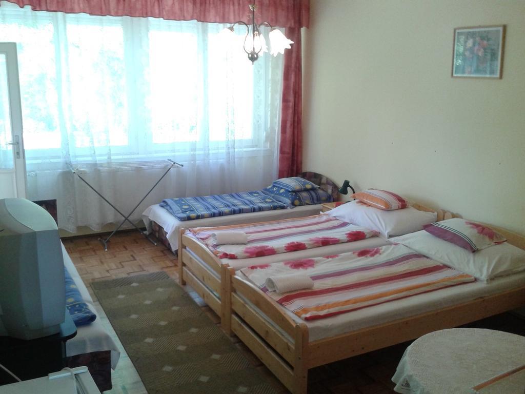 Deak Vendeghaz Apartman Hotel Hajduszoboszlo Room photo